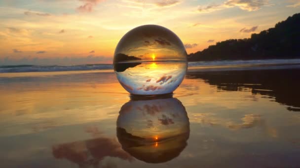 Magnifique Ciel Dessus Boule Cristal Sur Plage Belle Réflexion Ciel — Video