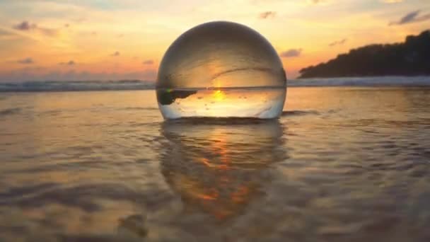 Sahildeki Kristal Kürenin Üzerindeki Muhteşem Gökyüzü Islak Kumsaldaki Kristal Kürenin — Stok video