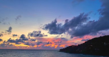 Gün batımında güzel gökyüzü altında yumuşak dalgalar, Karon Sahili, Phuket, Tayland 