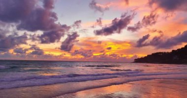Gün batımında güzel gökyüzü altında yumuşak dalgalar, Karon Sahili, Phuket, Tayland 