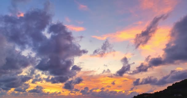 Ondas Suaves Bajo Hermoso Cielo Atardecer Playa Karon Phuket Tailandia — Vídeo de stock