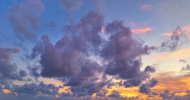 Gelombang Halus Bawah Langit Yang Indah Saat Matahari Terbenam Pantai — Stok Video