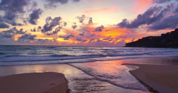 Sanfte Wellen Unter Wunderschönem Himmel Bei Sonnenuntergang Karon Beach Phuket — Stockvideo