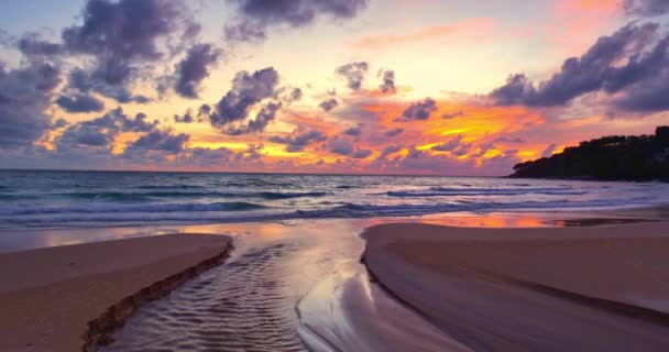 Gün Batımında Güzel Gökyüzü Altında Yumuşak Dalgalar Karon Sahili Phuket — Stok video