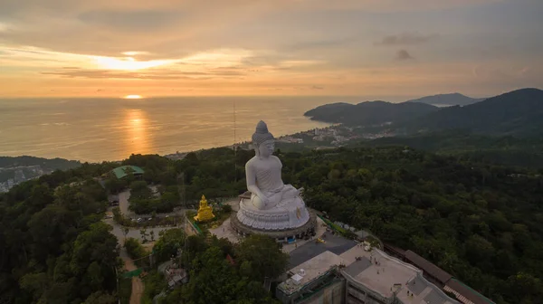 Pemandangan Udara Phuket Buddha Besar Sunset Amazing Matahari Bersinar Melalui Stok Foto Bebas Royalti