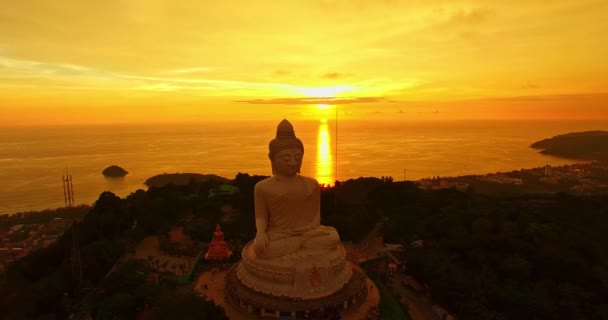 Luchtfoto Van Gele Wolken Aan Gouden Hemel Bij Zonsondergang Phuket — Stockvideo