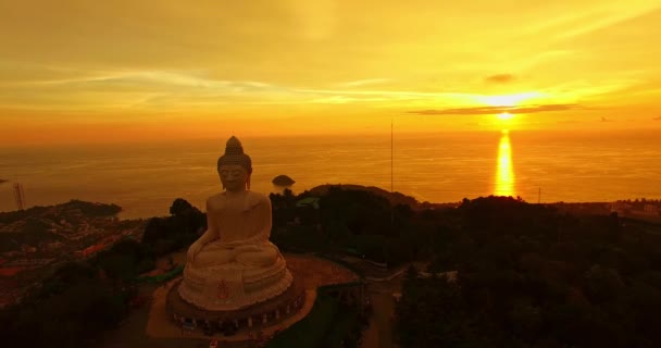 Sárga Felhők Arany Égen Naplementekor Phuket Nagy Buddha Szobor Kreatív — Stock videók