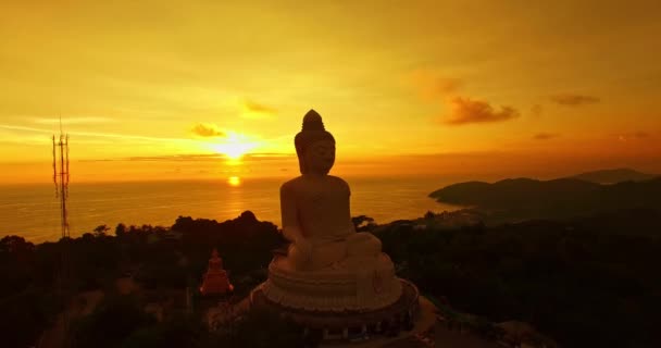 夕阳西下天空中黄云的空中景观 普吉大佛像 创意旅行的概念 明亮的黄天背景 — 图库视频影像