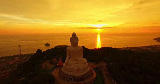 Vista Aérea Nubes Amarillas Cielo Dorado Atardecer Estatua Buda Grande — Vídeos de Stock