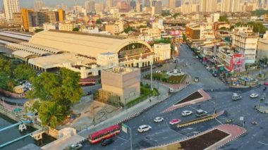 Bangkok, Tayland - 20 Şubat 2020: Bangkok 'taki Hua Lamphong ana tren istasyonu. Tayland 'daki şehirlerarası ve uluslararası tren seferlerinin ana merkezi. şehir manzarası arkaplanı.