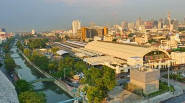 Bangkok, Tayland - 20 Şubat 2020: Bangkok 'taki Hua Lamphong ana tren istasyonu. Tayland 'daki şehirlerarası ve uluslararası tren seferlerinin ana merkezi. şehir manzarası arkaplanı.