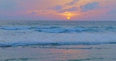 Okyanusun üzerindeki renkli günbatımında güzel altın gökyüzü. Romantik, güzel, sarı gökyüzü günbatımı sahnesi. Altın sahilde dalgalar çarpışıyor. Rengi değişmiş. yansıma Gökyüzü dokusu arkaplanı.