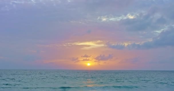 Vacker Gyllene Himmel Färgglad Solnedgång Över Havet Scen Romantisk Vacker — Stockvideo