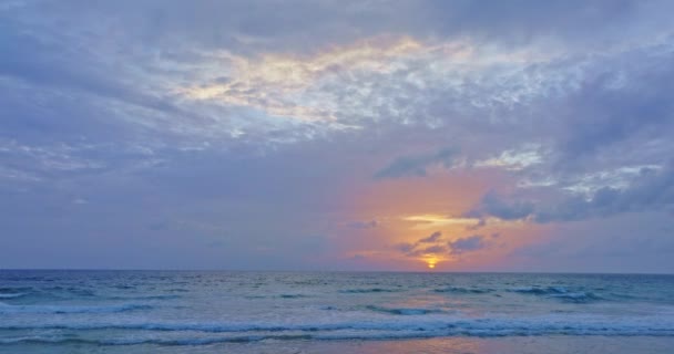 Fantastisk Solnedgång Speglar Den Vackra Himlen Stranden — Stockvideo
