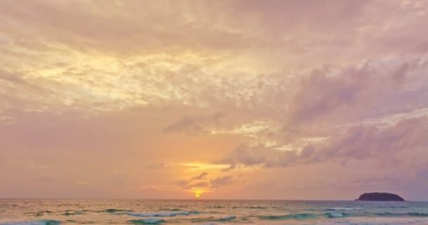 美丽的金碧辉煌的天空 夕阳西下的大海 浪漫美丽的黄天落日 浪花在金色的海滩上飘扬 色彩艳丽 反射天空纹理背景 — 图库视频影像