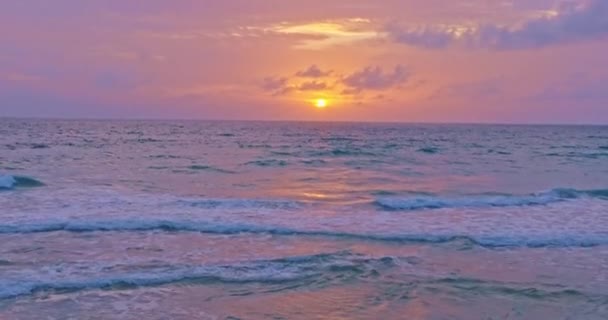 Όμορφη Χρυσή Ουρανό Πολύχρωμο Ηλιοβασίλεμα Πάνω Από Τον Ωκεανό Σκηνή — Αρχείο Βίντεο