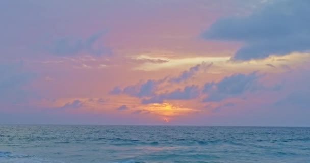 Schöner Goldener Himmel Farbenfrohen Sonnenuntergang Über Dem Ozean Szene Von — Stockvideo