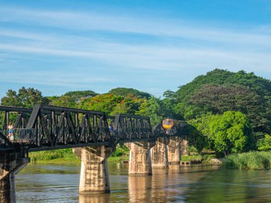 Tren Kanchanaburi 'deki Kwai Nehri üzerindeki Ölüm Demiryolu Köprüsü' nden geçiyor. İkinci Dünya Savaşı sırasında Japonya Tayland 'dan Burma' ya demiryolu inşa etti..