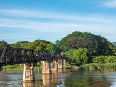 Tren Kanchanaburi 'deki Kwai Nehri üzerindeki Ölüm Demiryolu Köprüsü' nden geçiyor. İkinci Dünya Savaşı sırasında Japonya Tayland 'dan Burma' ya demiryolu inşa etti..