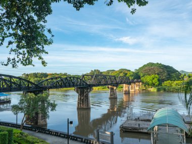 Tren Kanchanaburi 'deki Kwai Nehri üzerindeki Ölüm Demiryolu Köprüsü' nden geçiyor. İkinci Dünya Savaşı sırasında Japonya Tayland 'dan Burma' ya demiryolu inşa etti..