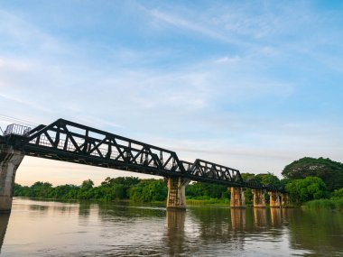 Tren Kanchanaburi 'deki Kwai Nehri üzerindeki Ölüm Demiryolu Köprüsü' nden geçiyor. İkinci Dünya Savaşı sırasında Japonya Tayland 'dan Burma' ya demiryolu inşa etti..