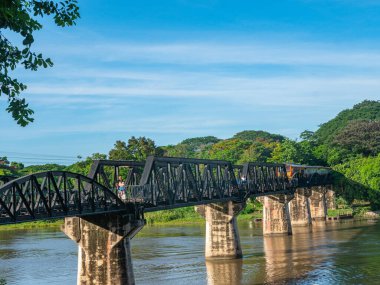 Tren Kanchanaburi 'deki Kwai Nehri üzerindeki Ölüm Demiryolu Köprüsü' nden geçiyor. İkinci Dünya Savaşı sırasında Japonya Tayland 'dan Burma' ya demiryolu inşa etti..