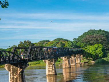 Tren Kanchanaburi 'deki Kwai Nehri üzerindeki Ölüm Demiryolu Köprüsü' nden geçiyor. İkinci Dünya Savaşı sırasında Japonya Tayland 'dan Burma' ya demiryolu inşa etti..