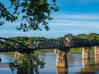 Tren Kanchanaburi 'deki Kwai Nehri üzerindeki Ölüm Demiryolu Köprüsü' nden geçiyor. İkinci Dünya Savaşı sırasında Japonya Tayland 'dan Burma' ya demiryolu inşa etti..