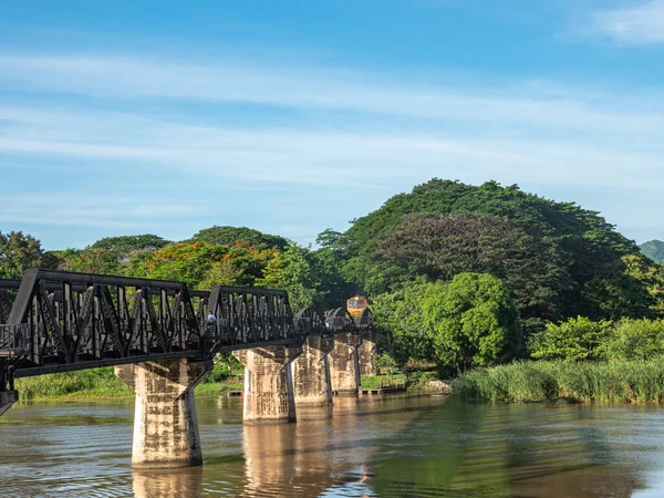 Der Zug Passiert Die Todesbahnbrücke Über Den Fluss Kwai Kanchanaburi — Stockfoto