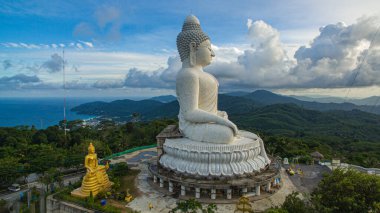 Phuket 'in çevresindeki gökyüzü manzarası mavi arkaplanlı büyük Buda. Phuket beyaz büyük Buda, Phuket' in ünlü simgesidir. Havadan panoramik manzara Phuket Büyük Buda tepede.
