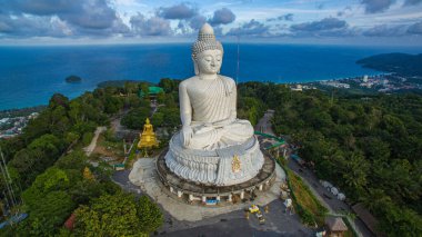 Phuket 'in üzerinde gökyüzü mavi bulut Büyük Buda
