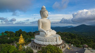 Phuket 'in üzerinde gökyüzü mavi bulut Büyük Buda