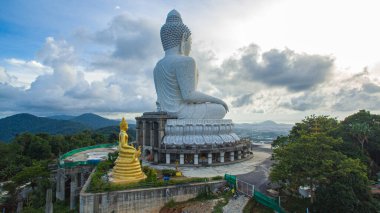 Phuket 'in üzerinde gökyüzü mavi bulut Büyük Buda