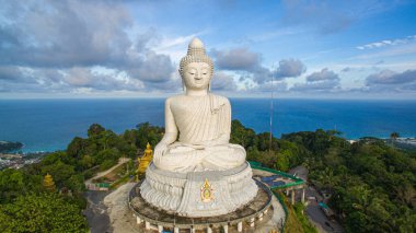 Phuket 'in üzerinde gökyüzü mavi bulut Büyük Buda