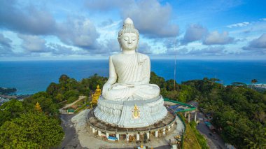 Hava fotoğrafçılığı, mavi gökyüzü ve Phuket beyaz büyük Buda 'nın arkasındaki mavi okyanus. Phuket beyaz büyük Buda, Phuketin ünlü simgesidir. Güzel mavi gökyüzü mavi deniz ve yeşil orman arkaplanı..
