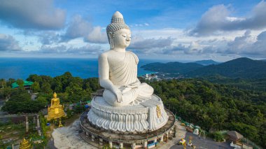 Phuket 'in çevresindeki gökyüzü manzarası mavi arkaplanlı büyük Buda. Phuket beyaz büyük Buda, Phuket' in ünlü simgesidir. Havadan panoramik manzara Phuket Büyük Buda tepede.