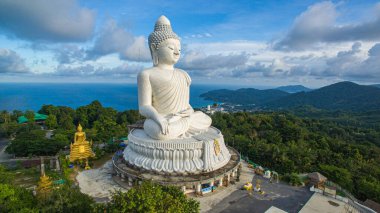 Phuket 'in çevresindeki gökyüzü manzarası mavi arkaplanlı büyük Buda. Phuket beyaz büyük Buda, Phuket' in ünlü simgesidir. Havadan panoramik manzara Phuket Büyük Buda tepede.