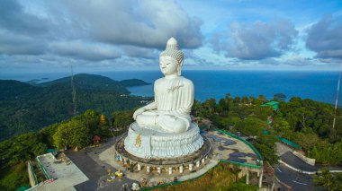 Phuket 'in üzerinde gökyüzü mavi bulut Büyük Buda