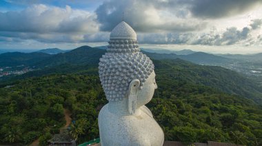 Phuket 'in üzerinde gökyüzü mavi bulut Büyük Buda