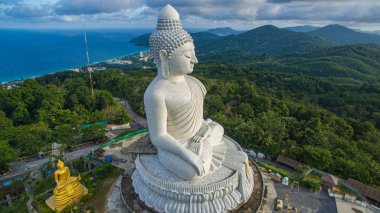 Phuket Büyük Buda Phuket 'in 360 derecelik Phuket manzarasının en önemli ve saygı duyulan adalarından biridir. Mavi gökyüzü mavi deniz ve yeşil orman arka planı.