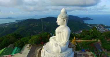 Beyaz Buda 'nın hava fotoğrafçılığı, Phuket. Beyaz büyük Buda, Phuket 'in ünlü simgesidir. Güzel mavi gökyüzü mavi deniz ve yeşil orman arka planı.