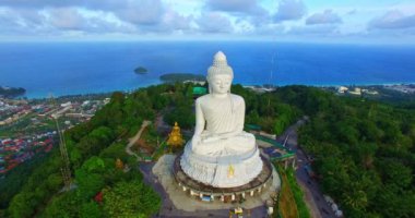 Beyaz Buda 'nın hava fotoğrafçılığı, Phuket. Beyaz büyük Buda, Phuket 'in ünlü simgesidir. Güzel mavi gökyüzü mavi deniz ve yeşil orman arka planı.