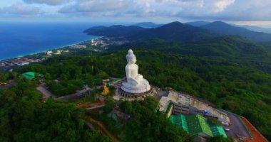 Beyaz Buda 'nın hava fotoğrafçılığı, Phuket. Beyaz büyük Buda, Phuket 'in ünlü simgesidir. Güzel mavi gökyüzü mavi deniz ve yeşil orman arka planı.