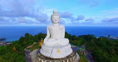 Beyaz Buda 'nın hava fotoğrafçılığı, Phuket. Beyaz büyük Buda, Phuket 'in ünlü simgesidir. Güzel mavi gökyüzü mavi deniz ve yeşil orman arka planı.