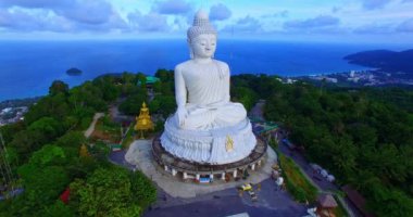 Beyaz Buda 'nın hava fotoğrafçılığı, Phuket. Beyaz büyük Buda, Phuket 'in ünlü simgesidir. Güzel mavi gökyüzü mavi deniz ve yeşil orman arka planı.