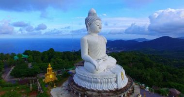 Beyaz Buda 'nın hava fotoğrafçılığı, Phuket. Beyaz büyük Buda, Phuket 'in ünlü simgesidir. Güzel mavi gökyüzü mavi deniz ve yeşil orman arka planı.