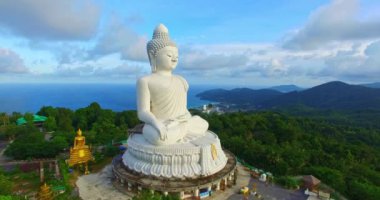 Beyaz Buda 'nın hava fotoğrafçılığı, Phuket. Beyaz büyük Buda, Phuket 'in ünlü simgesidir. Güzel mavi gökyüzü mavi deniz ve yeşil orman arka planı.