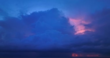 Gün batımında mor bulut gökyüzünde inanılmaz renkli bir ışık. Gradyan renk Gökyüzü dokusu. Soyut doğa arkaplanı.