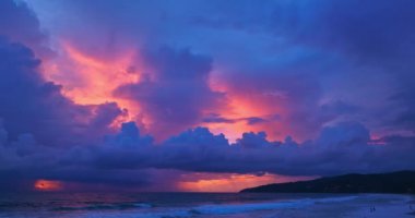 Gün batımında mor bulut gökyüzünde inanılmaz renkli bir ışık. Gradyan renk Gökyüzü dokusu. Soyut doğa arkaplanı.