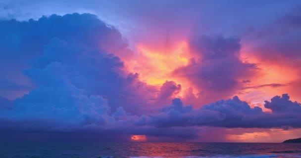 Fantastiska Färgglada Ljus Genom Lila Moln Himlen Vid Solnedgången Gradient — Stockvideo